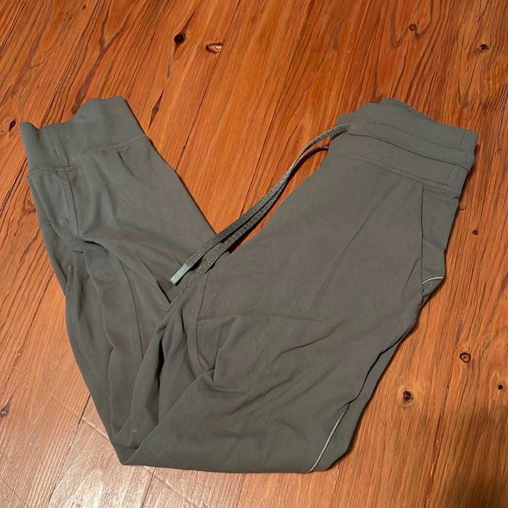 Lululemon joggers Olive green women’s size 2